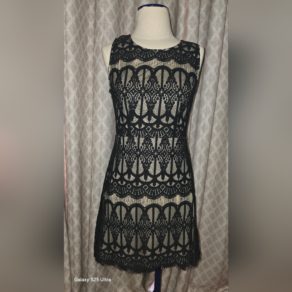 Chic Black Lace Midi Dress